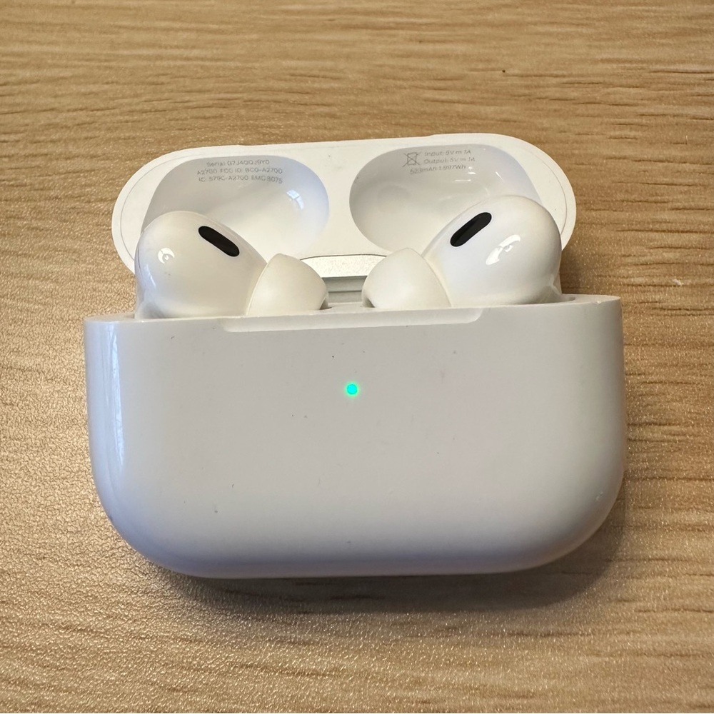 Apple air pods pro (2nd gen) Wireless Earbuds with Charging Case- lightning port